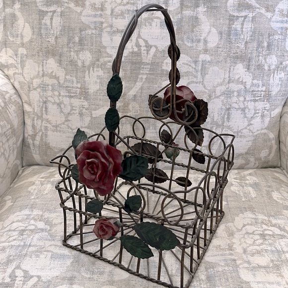 Beautiful Rose 🌹 and Leaves Designed Wire Basket to Decorate Your Home 🏠 - Picture 3 of 5